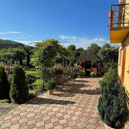 Квітковий Двір Golubinoye Dış mekan fotoğraf