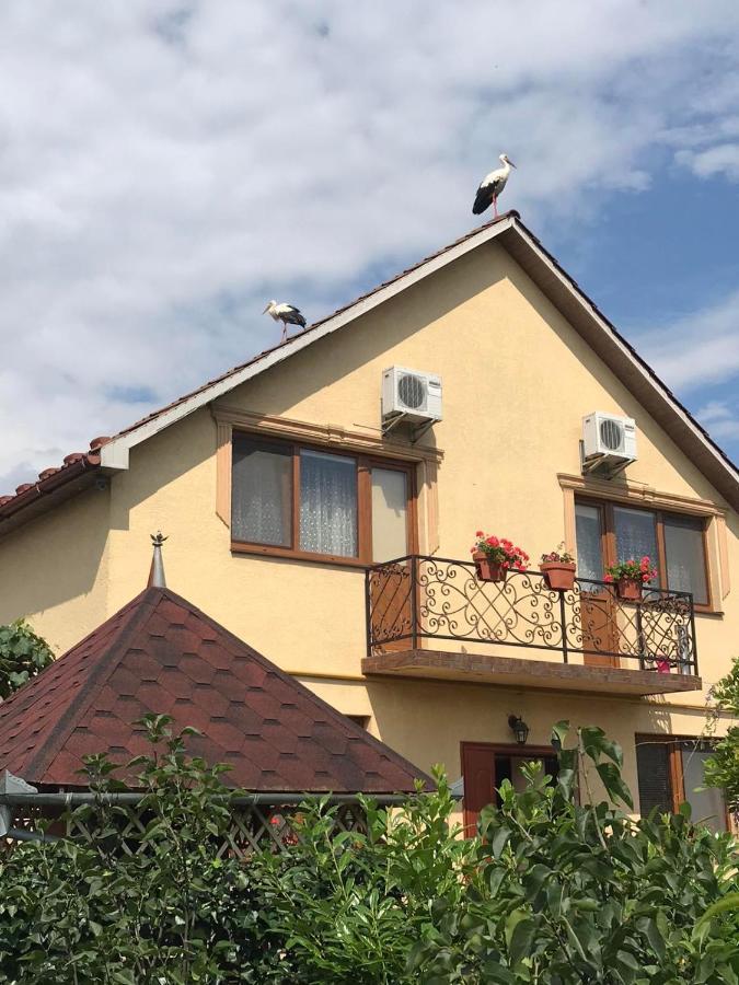 Квітковий Двір Golubinoye Dış mekan fotoğraf
