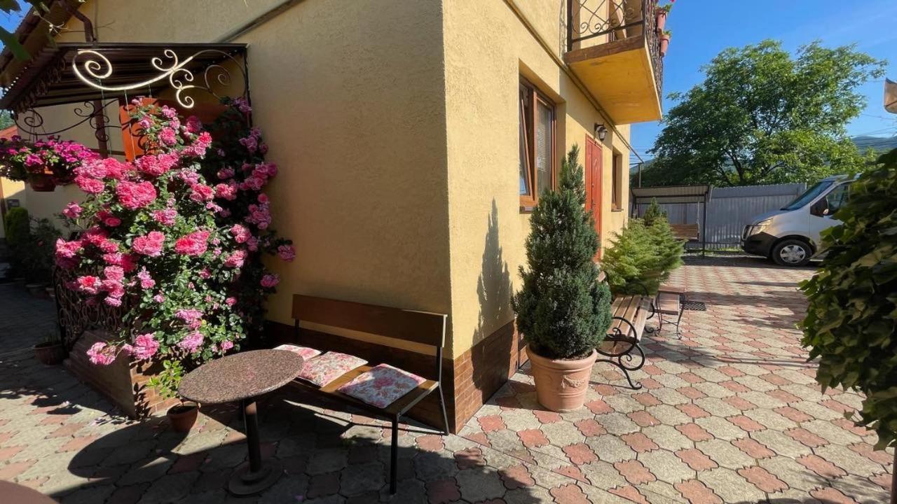 Квітковий Двір Golubinoye Dış mekan fotoğraf