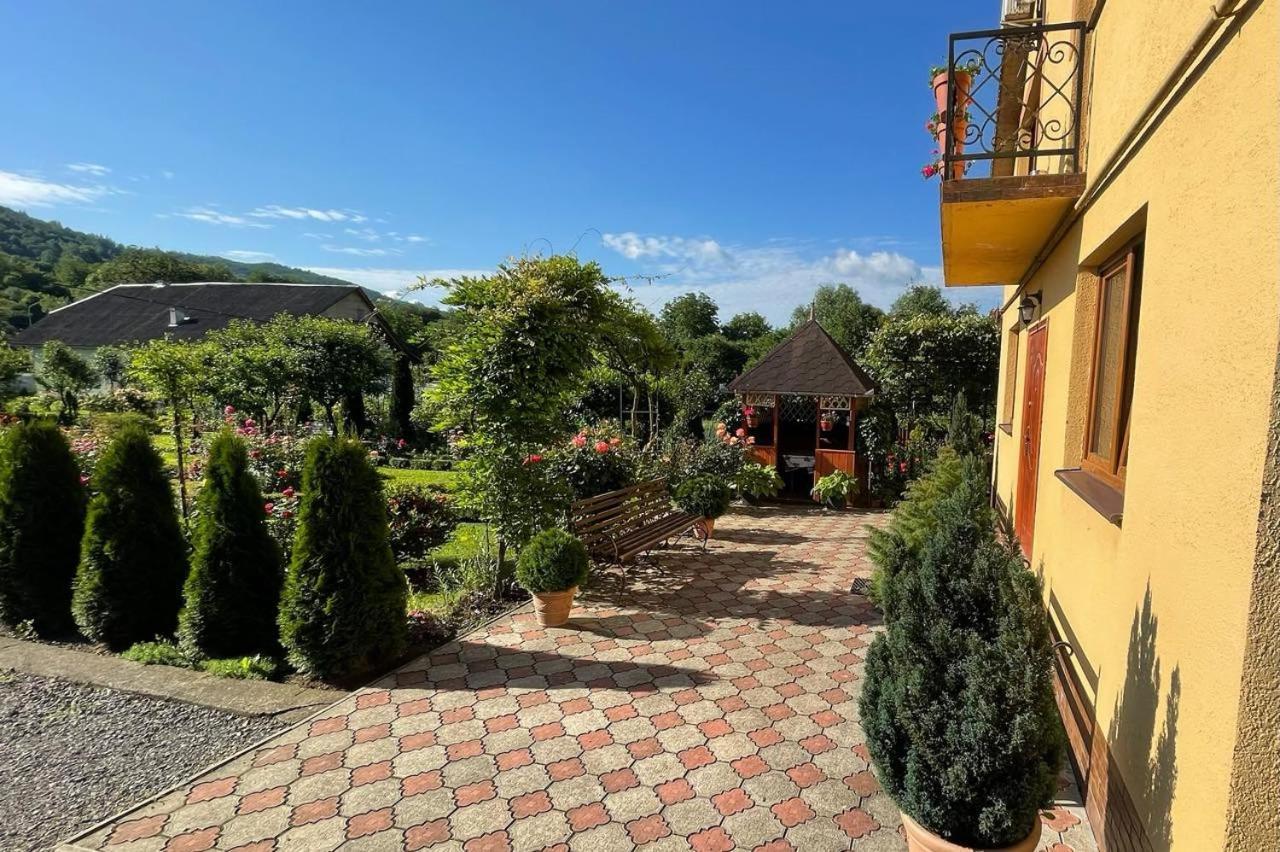 Квітковий Двір Golubinoye Dış mekan fotoğraf