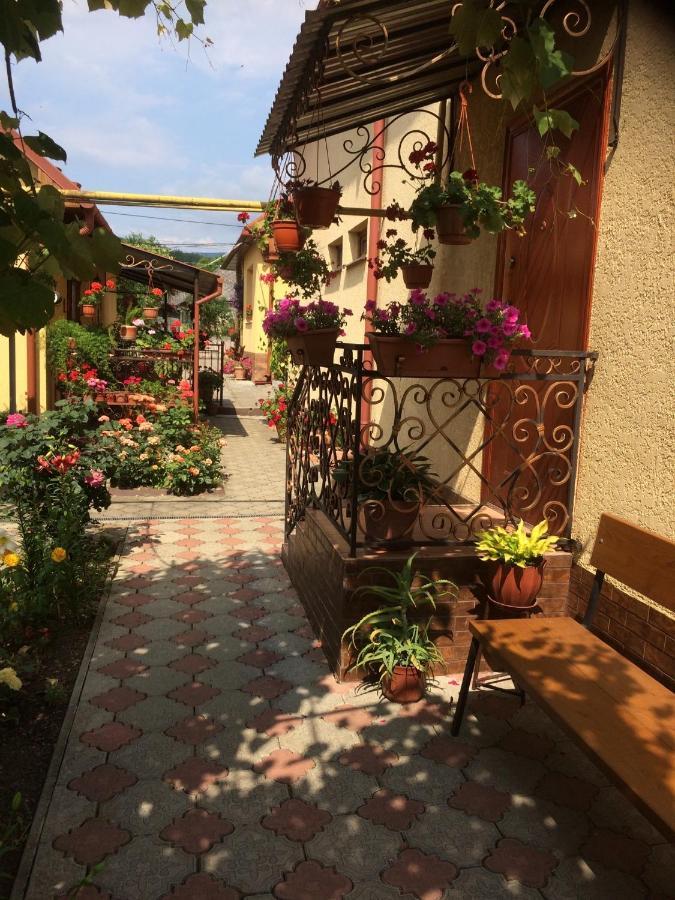 Квітковий Двір Golubinoye Dış mekan fotoğraf